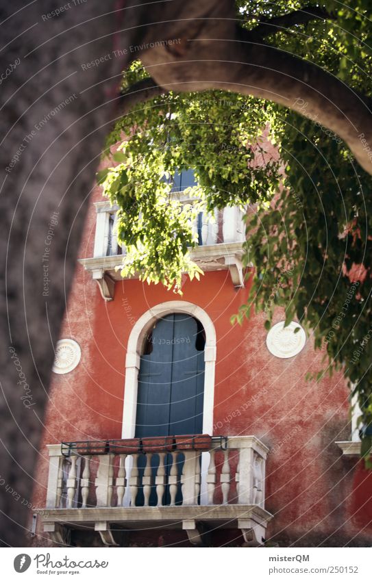 Blick nach nebenan Altstadt Menschenleer Haus Gebäude Mauer Wand Fassade Balkon Denkmal alt rot blau Baum historisch mediterran Sommer Süden Italien grün Tür