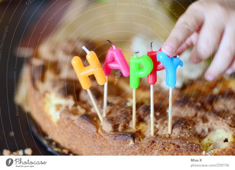 Happy Lebensmittel Teigwaren Backwaren Kuchen Ernährung Kaffeetrinken Feste & Feiern Geburtstag Mensch Kind Kleinkind Hand Finger 1-3 Jahre 3-8 Jahre Kindheit