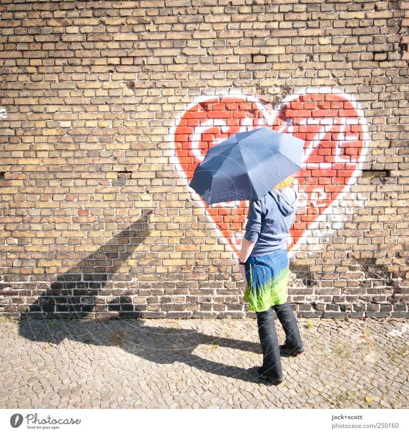 Regenschirm bei Sonnenschein Glück Frau Kreuzberg Backsteinwand Rock Hose Pullover Graffiti Lebensfreude Liebe Straßenkunst Schattenspiel Silhouette Sonnenlicht