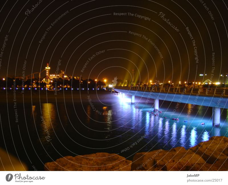 Lichtbrücke Dubai Hotel Nacht Erfolg Brücke blau Reaktionen u. Effekte Leuchtbrücke