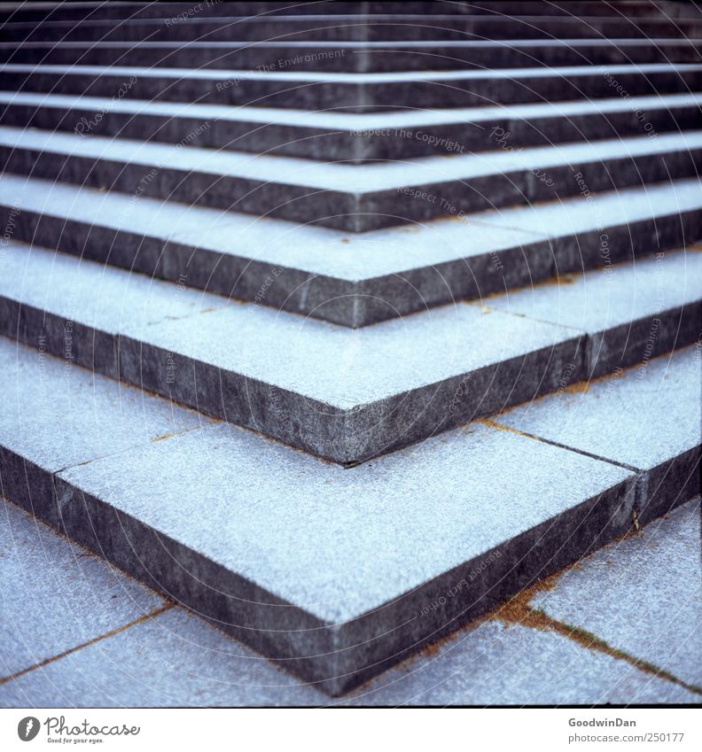 Aufwärts. Treppe Stein Beton eckig kalt modern Farbfoto Außenaufnahme Menschenleer Tag Schwache Tiefenschärfe