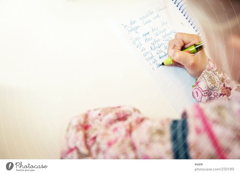 Erste Worte Freizeit & Hobby Kindererziehung Bildung Schule lernen Mensch Kindheit Kopf Hand 1 3-8 Jahre blond Schreibstift Schriftzeichen schreiben Beginn Text