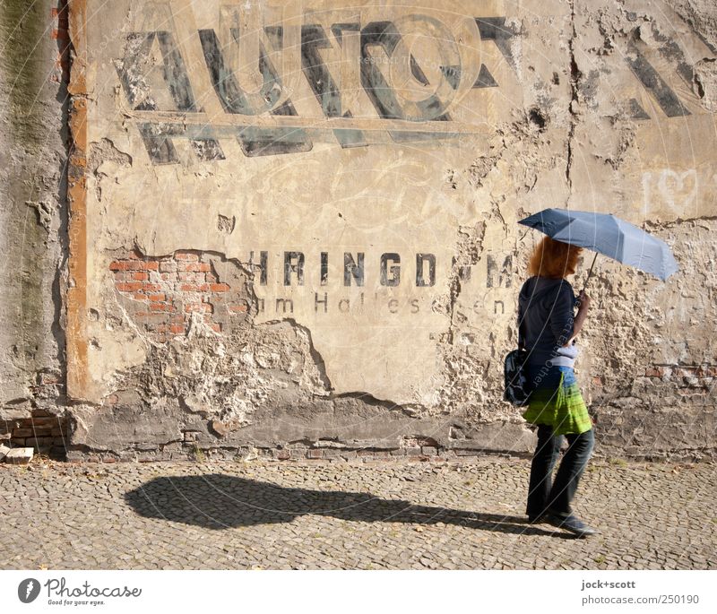 Regenschirm bei Sonnenschein Stil Zufriedenheit Spaziergang 45-60 Jahre Kreuzberg Mauer Schriftzeichen alt Glück historisch Freiheit Identität Nostalgie