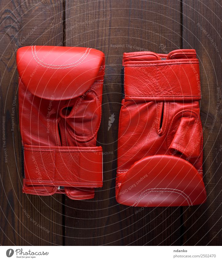 lederne rote Boxhandschuhe Sport Leder Handschuhe Holz braun Fitness Idee Konkurrenz Macht Boxsport Hintergrund Gerät zwei Sportbekleidung Thai Kasten Top