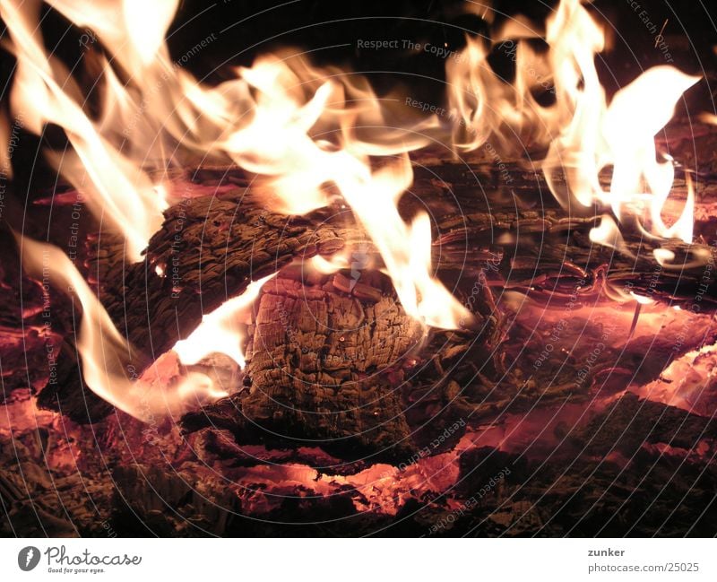 zu nah am feuer Glut Holz Stimmung Zoomeffekt Brand Flamme Feuerstelle