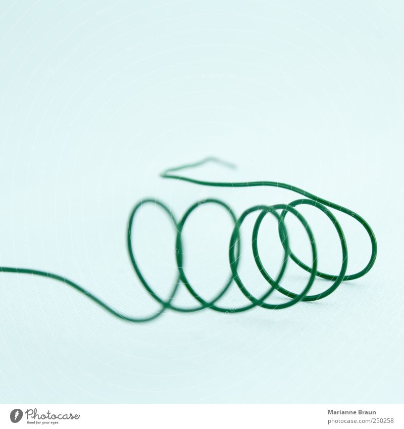 Spirale Metall Stahl Kunststoff ästhetisch dünn authentisch einfach Originalität grün weiß dreidimensional abstrakt Konzept Kurve Dynamik beweglich flexible