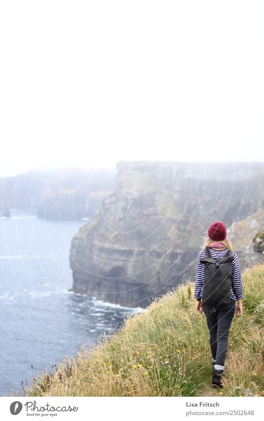 Irland, Cliffs of Moher, Frau, wandern Ferien & Urlaub & Reisen Tourismus Ferne Sightseeing Junge Frau Jugendliche 1 Mensch 18-30 Jahre Erwachsene Umwelt Natur