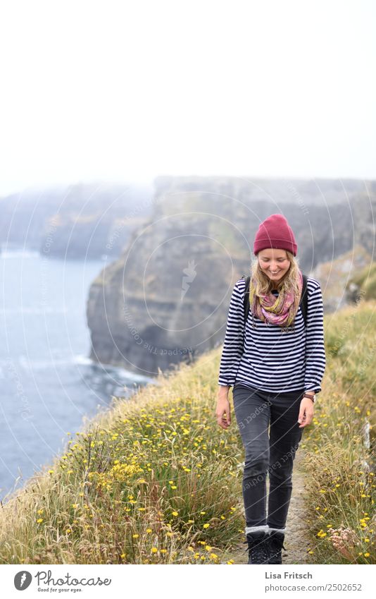 Cliffs of Moher,wandern, lachende junge Frau Ferien & Urlaub & Reisen Tourismus Erwachsene 1 Mensch 18-30 Jahre Jugendliche Natur Landschaft Gras Felsen Meer