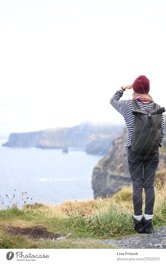 Cliffs of Moher, Frau schaut in die Ferne Ferien & Urlaub & Reisen Tourismus Ausflug Junge Frau Jugendliche 1 Mensch 18-30 Jahre Erwachsene Landschaft Küste
