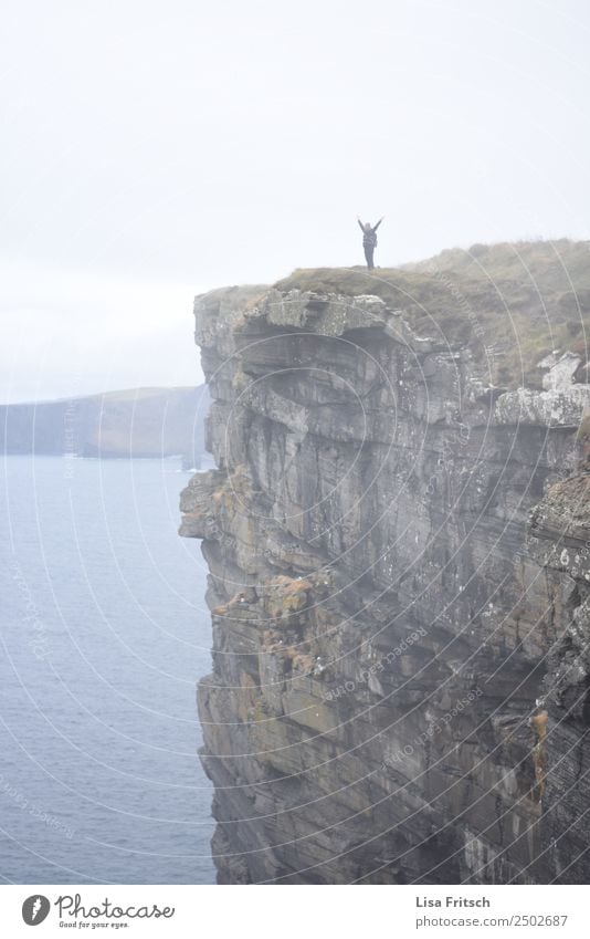 Jeih. Cliffs of Moher Ferien & Urlaub & Reisen Ausflug Abenteuer Freiheit Sightseeing 1 Mensch Natur Himmel Nebel Felsen Küste Republik Irland Bewegung frei