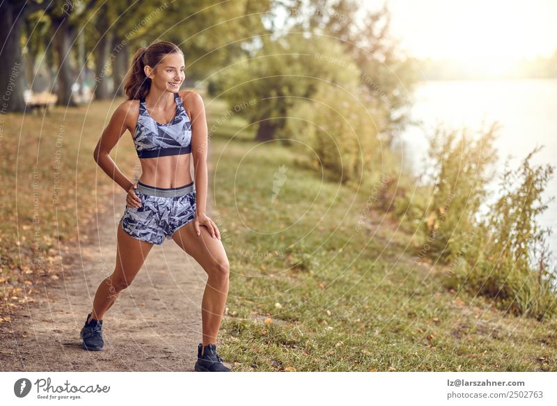 Fit muskulöse Frau, die in einem Park trainiert. Lifestyle Glück schön Sommer Sport Joggen Erwachsene 1 Mensch 18-30 Jahre Jugendliche Natur Flussufer See