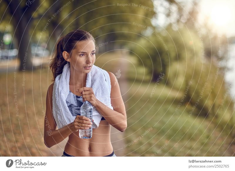 Passgenaue, sportliche Frau mit einer Flasche Wasser. Sport Erwachsene 1 Mensch 18-30 Jahre Jugendliche Park Fitness rennen Training jung üben Gesundheit Athlet