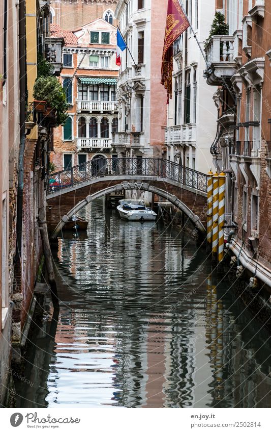 Verbindung Ferien & Urlaub & Reisen Ausflug Sightseeing Städtereise Sommerurlaub Venedig Italien Europa Stadt Altstadt Menschenleer Haus Brücke Gebäude Fassade