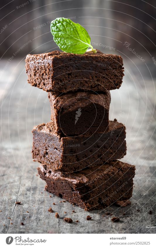 Schokoladenbrownie-Stücke auf Holz braun Konfekt süß Bonbon Dessert Backwaren Kuchen Nut Walnüsse Lebensmittel Gesunde Ernährung Foodfotografie Snack lecker