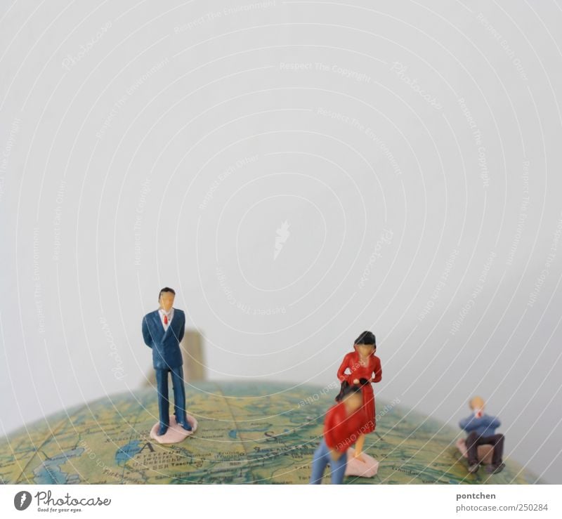 Vier Menschen (Figuren) auf einem Globus. Bevölkerung. Weltenbürger maskulin 4 Bekleidung Arbeitsbekleidung Krawatte hocken Modellbau Erde stehen Kleid Anzug