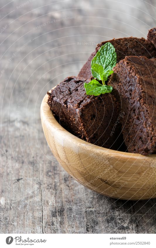 Schokoladenbrownie-Stücke auf Holzuntergrund braun Konfekt süß Bonbon Dessert Backwaren Kuchen Nut Walnuss Lebensmittel Gesunde Ernährung Foodfotografie Snack