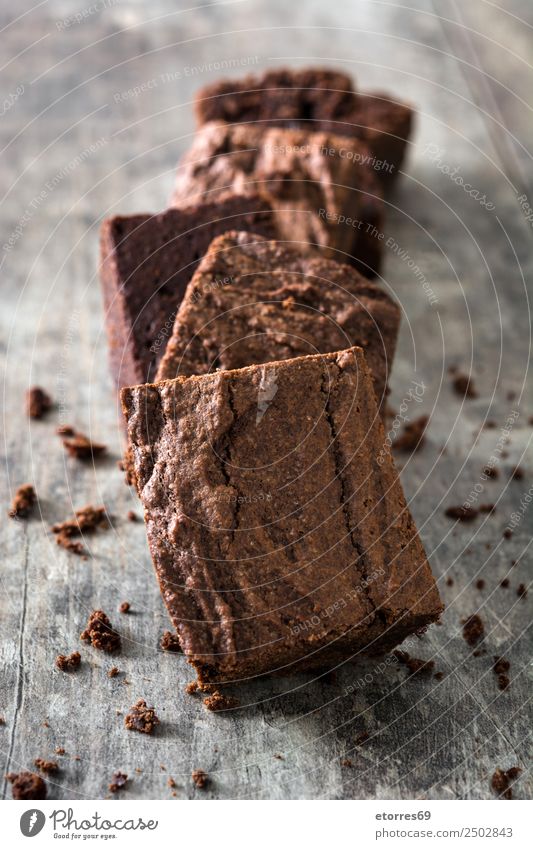 Schokoladenbrownie-Stücke auf Holzuntergrund braun Konfekt süß Bonbon Dessert Backwaren Kuchen Nut Walnüsse Lebensmittel Gesunde Ernährung Foodfotografie Snack