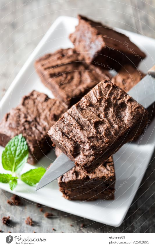 Brownie-Stücke Lebensmittel Dessert Schokolade Teller gut süß braun Teile u. Stücke geschmackvoll schließen Zucker Backwaren Holztisch gebastelt Snack Farbfoto