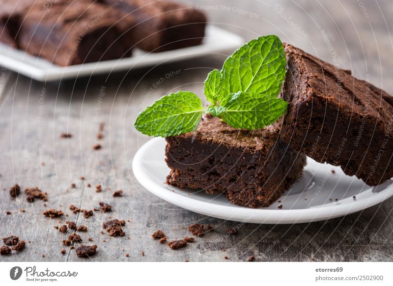 Schokoladenbrownie-Stücke auf Holzuntergrund braun Konfekt süß Dessert Backwaren Kuchen Nut Walnüsse Lebensmittel Foodfotografie Snack lecker backen