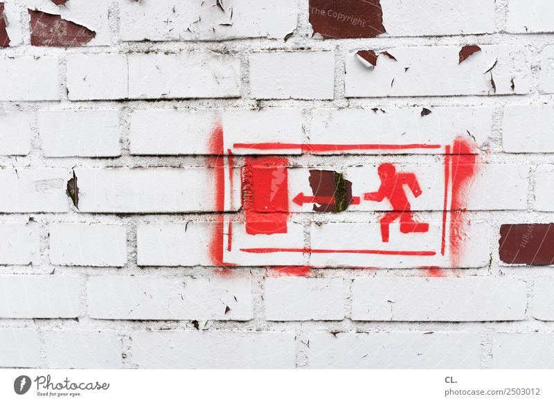 grenzüberschreitung | da lang Mauer Wand Notausgang Ausgang Zeichen Schilder & Markierungen Hinweisschild Warnschild Pfeil laufen rennen alt kaputt rot Angst