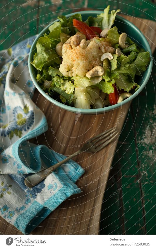 Salat Salatbeilage Gesundheit Gesunde Ernährung lecker Vegane Ernährung Vegetarische Ernährung Blumenkohl Paprika Cashewnuss Gemüse Lebensmittel Diät