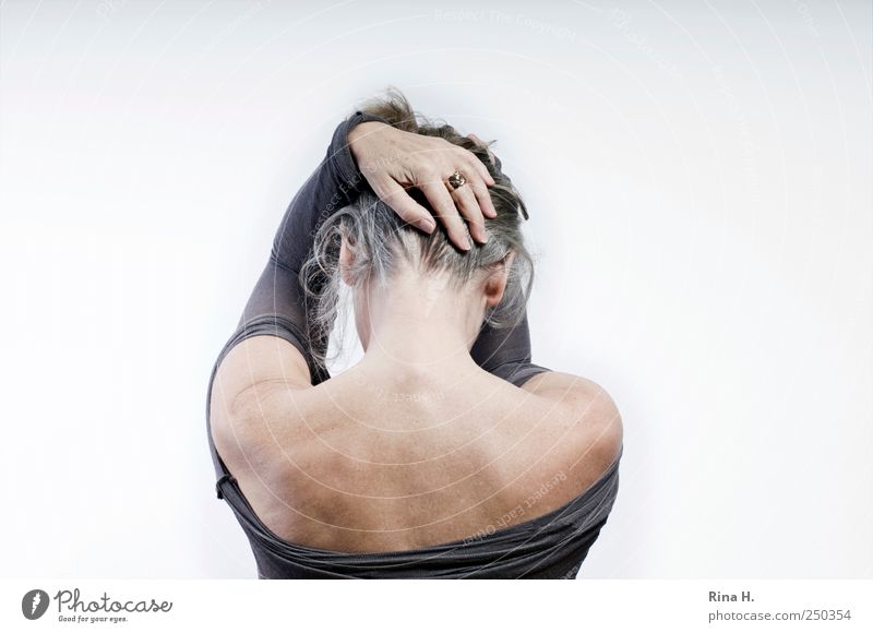 * feminin Frau Erwachsene Rücken 45-60 Jahre blond grauhaarig Gefühle Haut Hand Ring Haare & Frisuren festhalten senken Traurigkeit Hals Hilfsbedürftig Schutz