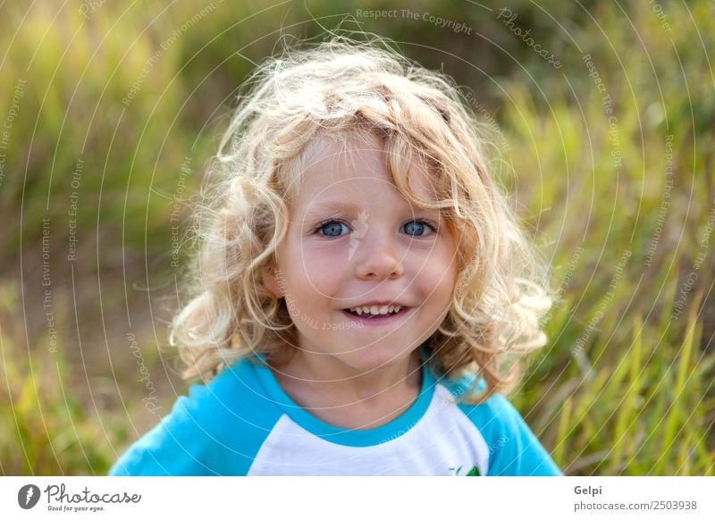 Kleinkind mit langen blonden Haaren genießt einen sonnigen Tag. Glück schön Gesicht Sommer Kind Mensch Baby Junge Mann Erwachsene Kindheit Umwelt Natur Pflanze