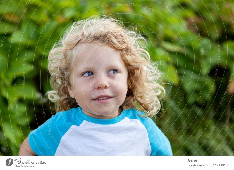 Schöner Junge vier Jahre alt mit langen blonden Haaren Glück schön Gesicht Sommer Kind Mensch Baby Mann Erwachsene Kindheit Umwelt Natur Pflanze Lächeln sitzen