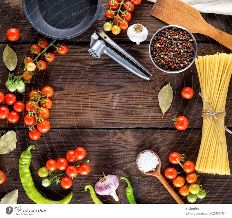 Zutaten für das Kochen von Lebensmitteln Gemüse Teigwaren Backwaren Kräuter & Gewürze Mittagessen Italienische Küche Pfanne Löffel Holz Essen frisch groß lang