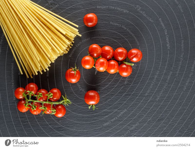 lange Nudeln und reife rote Kirschtomaten Gemüse Teigwaren Backwaren Mittagessen Essen frisch groß oben gelb schwarz Farbe Tradition Spaghetti Spätzle