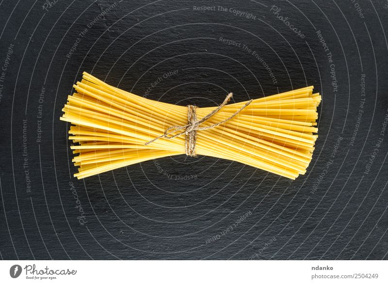 rohe Spaghetti Teigwaren Backwaren Mittagessen Abendessen Linie Essen frisch groß lang oben gelb schwarz Farbe Tradition Spätzle Lebensmittel Hintergrund