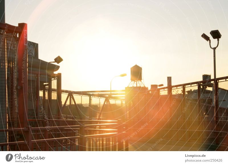 NYC Sonne Sonnenaufgang Sonnenuntergang Sonnenlicht Sommer Stadt Stadtzentrum Menschenleer Industrieanlage Fabrik Antenne Brücke Wärme gelb gold rot