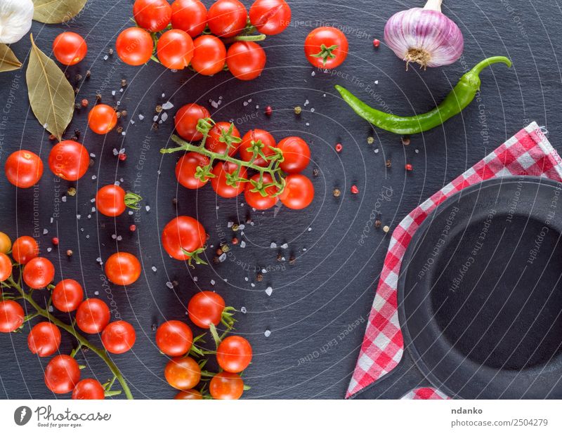 frische reife rote Kirschtomaten Gemüse Kräuter & Gewürze Ernährung Mittagessen Vegetarische Ernährung Pfanne Sommer Tisch Küche Essen klein natürlich oben grün