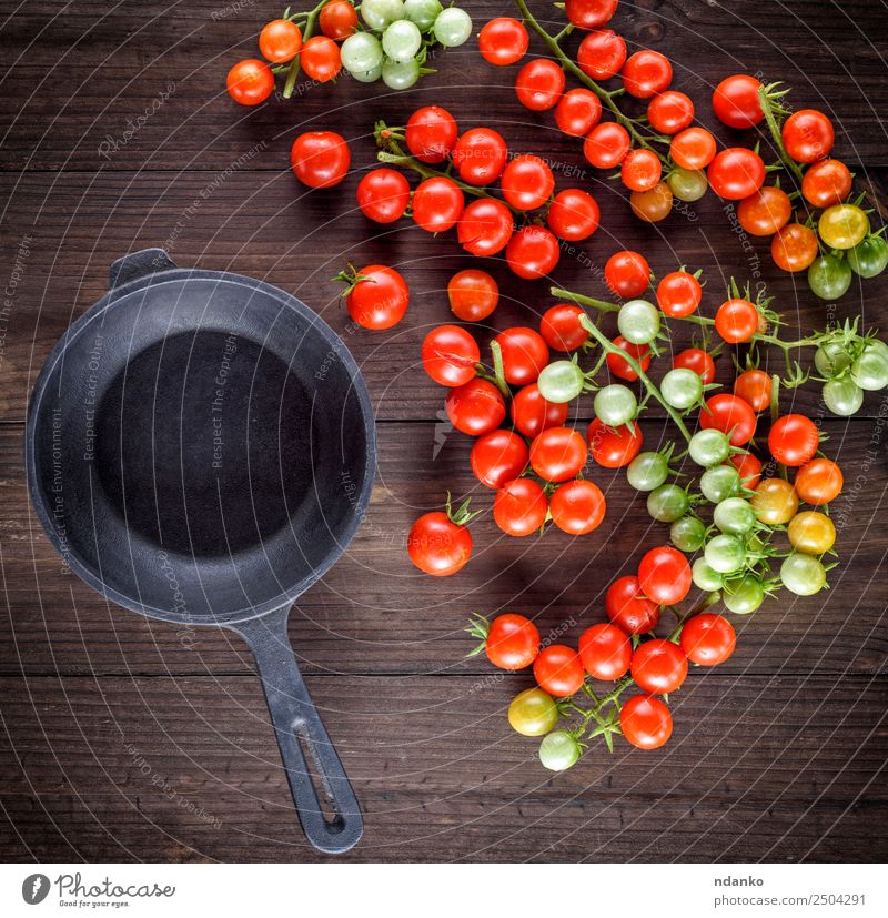 Bratpfanne und rote Kirschtomaten Gemüse Vegetarische Ernährung Pfanne Küche Holz Essen frisch klein natürlich oben grün schwarz Kirsche Tomate Lebensmittel