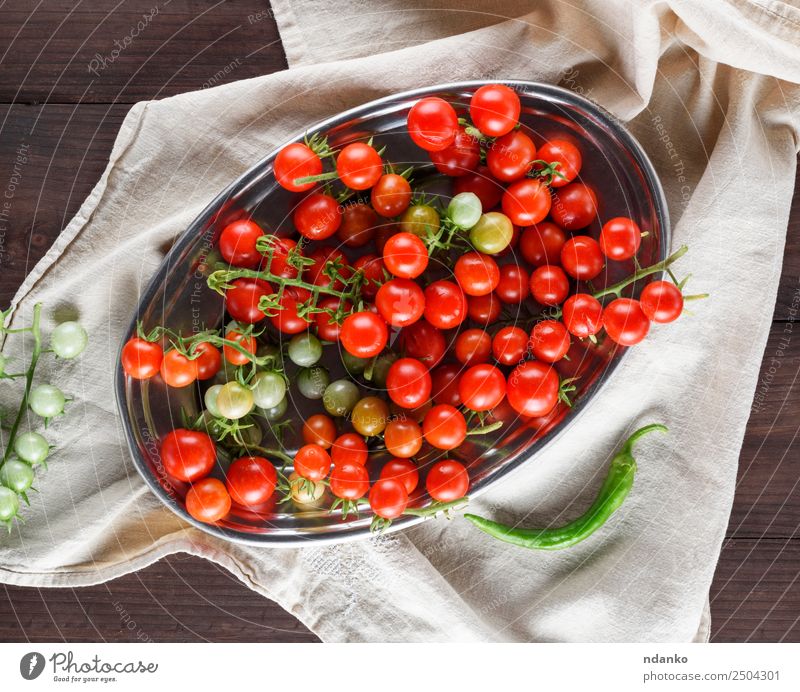 reife rote Kirschtomaten Gemüse Vegetarische Ernährung Teller Sommer Küche Holz frisch klein natürlich grün Kirsche Tomate Lebensmittel Gesundheit Zutaten