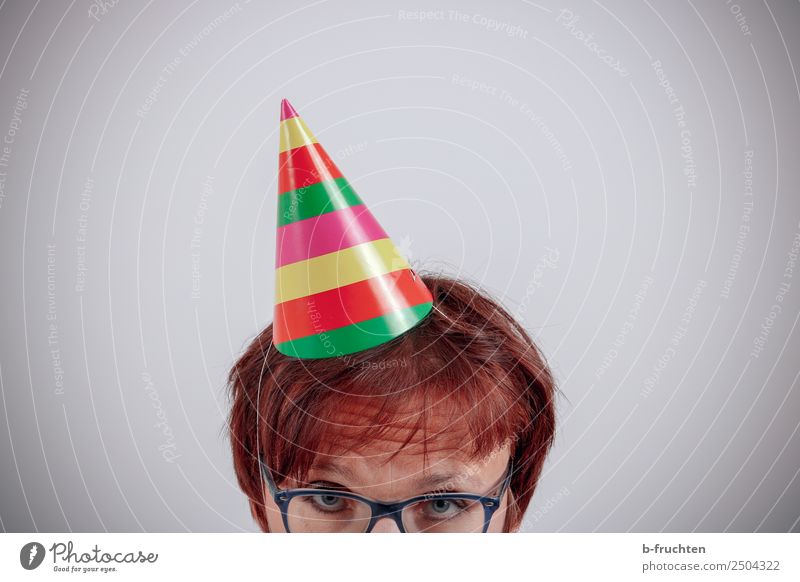 Karneval ausgehen Feste & Feiern Frau Erwachsene Haare & Frisuren Gesicht Brille Hut berühren festhalten mehrfarbig Langeweile Einsamkeit Verbitterung trotzig