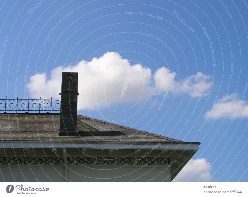 Schornstein gegenüber Wolken Dach historisch Himmel blau Geländer Detailaufnahme