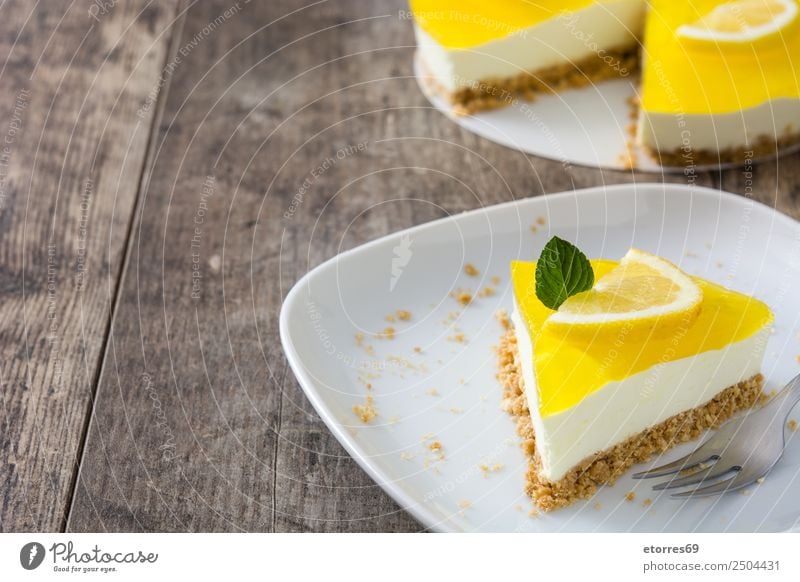 Zitronenkuchenscheibe auf Holztisch Lebensmittel Gesunde Ernährung Foodfotografie Gemüse Frucht Backwaren Kuchen Dessert Süßwaren Bonbon Essen