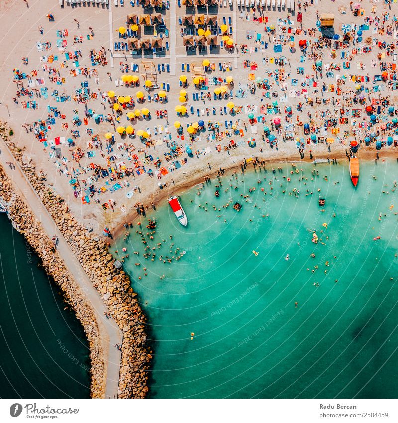 Luftballonaufnahme von Menschen, die Spaß und Entspannung am Costinesti-Strand in Rumänien am Schwarzen Meer haben. Fluggerät Aussicht Sand Hintergrundbild