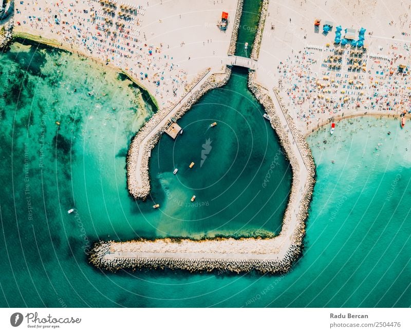 Luftaufnahme des Betonpiers auf türkisfarbenem Wasser im Schwarzmeerresort Costinesti in Rumänien Meer Felsen Strand Buhne Hintergrundbild blau Stein Natur