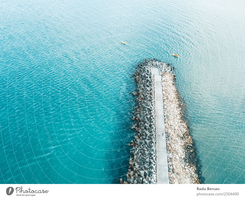 Luftaufnahme des Betonpiers auf türkisfarbenem Wasser am Schwarzen Meer Felsen Strand Buhne Hintergrundbild blau Stein Natur Ferien & Urlaub & Reisen Landschaft