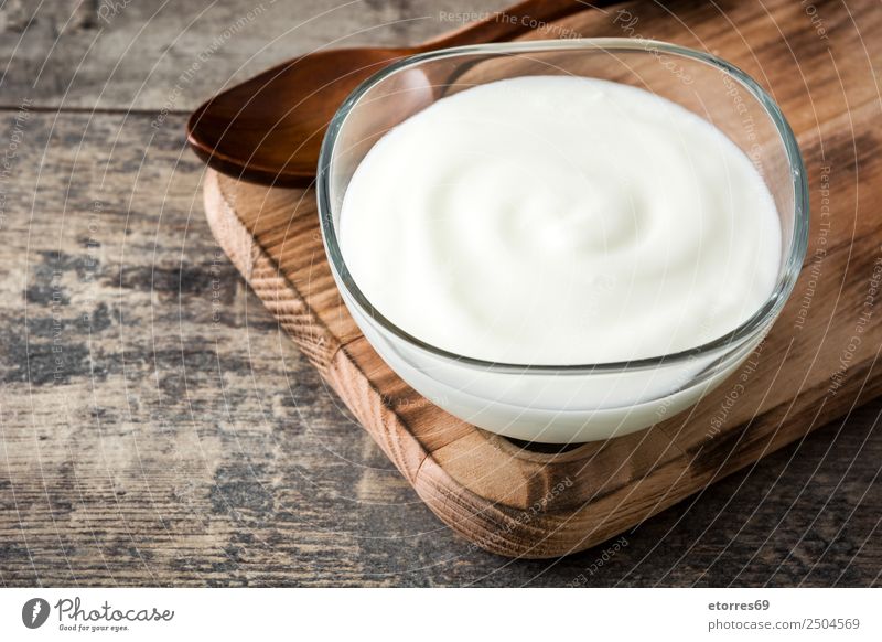 Griechischer Joghurt auf Holztisch Griechen Molkerei Lebensmittel Gesunde Ernährung Foodfotografie Speise Frühstück Gesundheit Quark lecker Glas Löffel süß