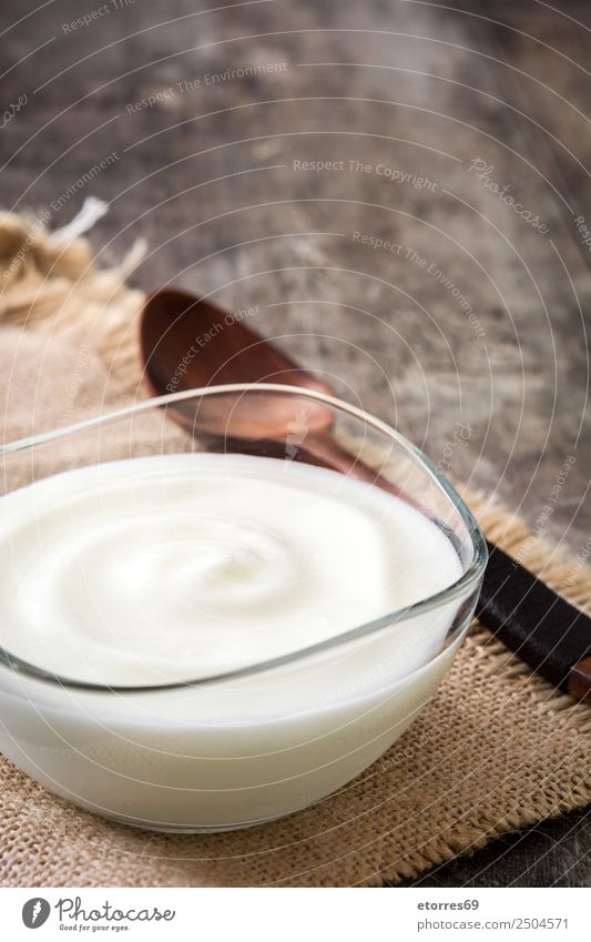 Griechischer Joghurt auf Holztisch Griechen Molkerei Lebensmittel Gesunde Ernährung Speise Foodfotografie Frühstück Gesundheit Quark lecker Glas Löffel süß
