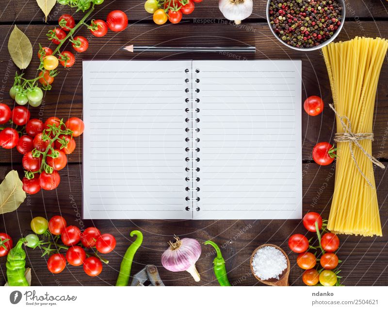 Gemüse und Gewürze Teigwaren Backwaren Kräuter & Gewürze Mittagessen Italienische Küche Papier Linie Essen frisch groß lang oben braun gelb rot Farbe Tradition