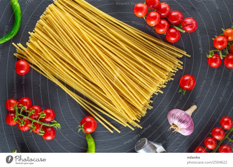 Ungekochte Nudelspaghetti Gemüse Teigwaren Backwaren Kräuter & Gewürze Mittagessen Essen frisch groß lang oben gelb rot schwarz Farbe Tradition Spaghetti