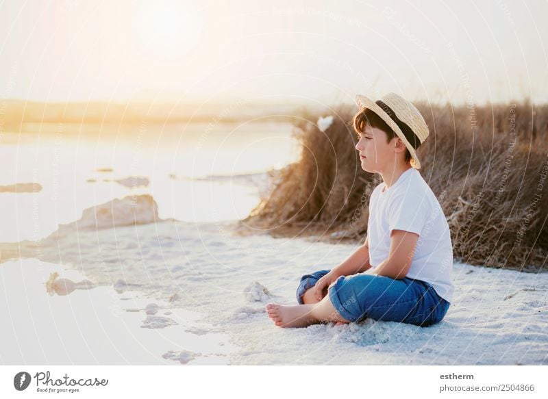 trauriger und nachdenklicher Junge Lifestyle Meditation Ferien & Urlaub & Reisen Freiheit Sommer Sonne Strand Meer Mensch maskulin Kind Kleinkind Kindheit 1