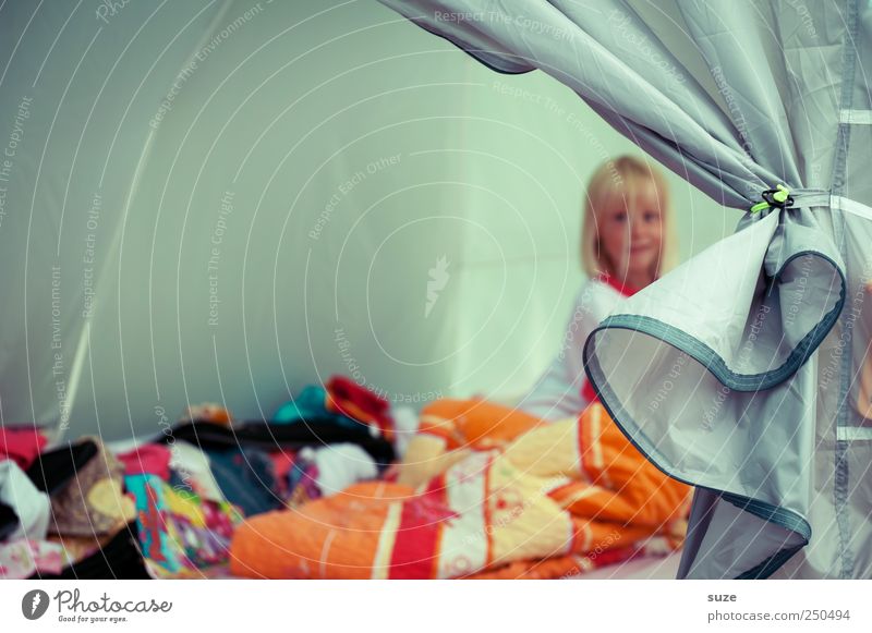 Guckst du Gesicht Ferien & Urlaub & Reisen Camping Bett Mädchen Kindheit 3-8 Jahre blond sitzen Zelt Bettwäsche Bettdecke Öffnung Zelteingang Farbfoto