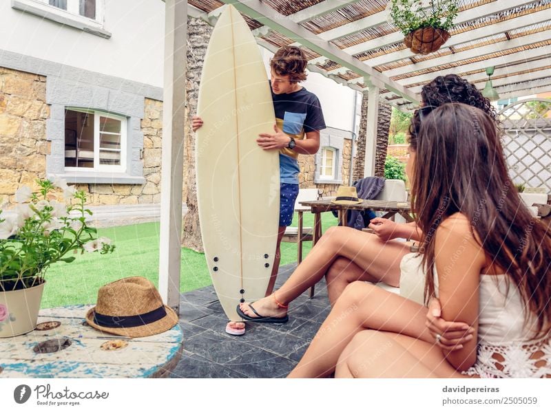 Schöne Frauen, die Spaß in einem Surfkurs haben. Lifestyle Freude Glück schön Erholung Freizeit & Hobby Ferien & Urlaub & Reisen Sommer Strand Meer Garten Sport