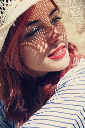 Junge Frau bedeckt die Sonne mit einem Hut. Lifestyle elegant Stil Wellness Sinnesorgane Erholung Ferien & Urlaub & Reisen Sommer Sommerurlaub Mensch feminin