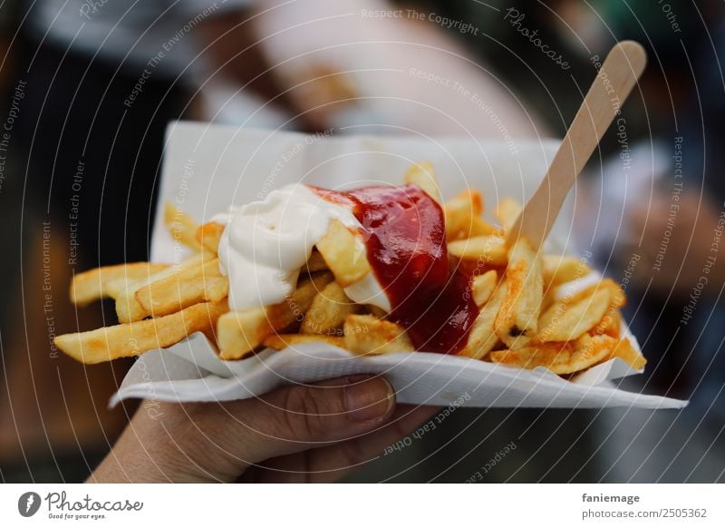 Pommes Lebensmittel Wurstwaren Ernährung Mittagessen Fingerfood Essen Pommes frites Fastfood ungesund heiß Fett lecker salzig rot-weiß Ketchup Mayonnaise